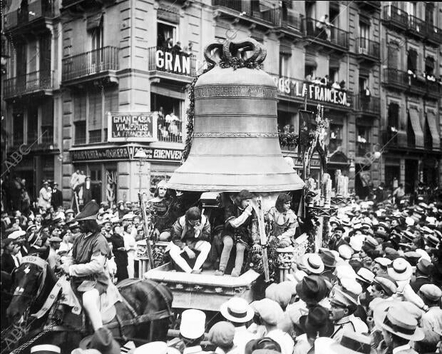 Paso por las Calles de Valencia de la brillante cabalgata Organizada con motivo...