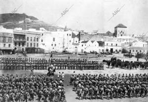 Las Tropas de la guarnición Formadas en la plaza de España Momentos antes de...