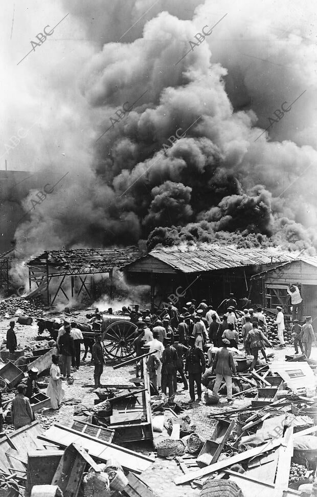 Aspecto de la plaza del mercado durante el incendio que Destruyó en Pocos...