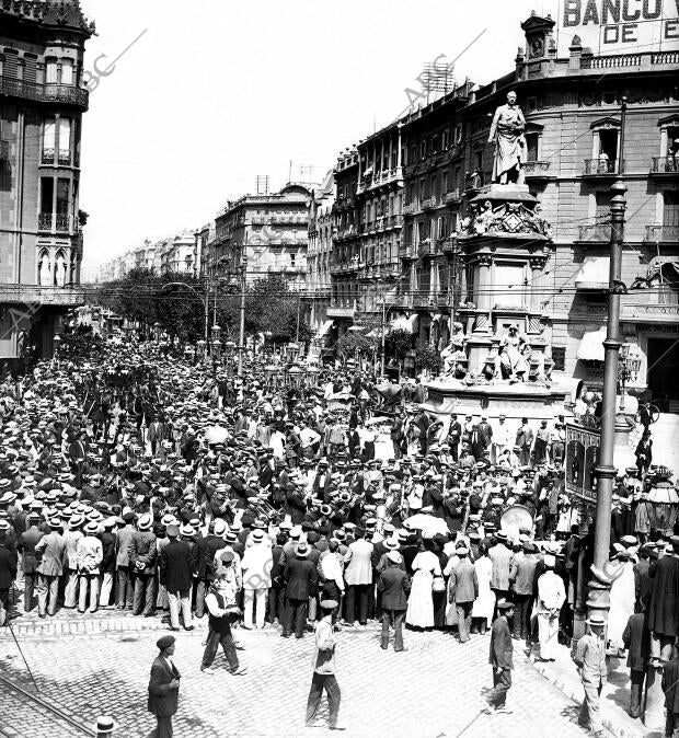 El cortejo Fúnebre, Precedido de la cruz Parroquial, Desfilando por la rambla de...