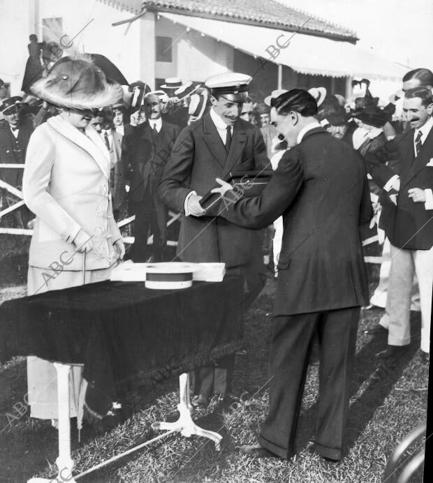 S.M. el Rey Entregando el premio del tiro de pichón A D. Enrique camino