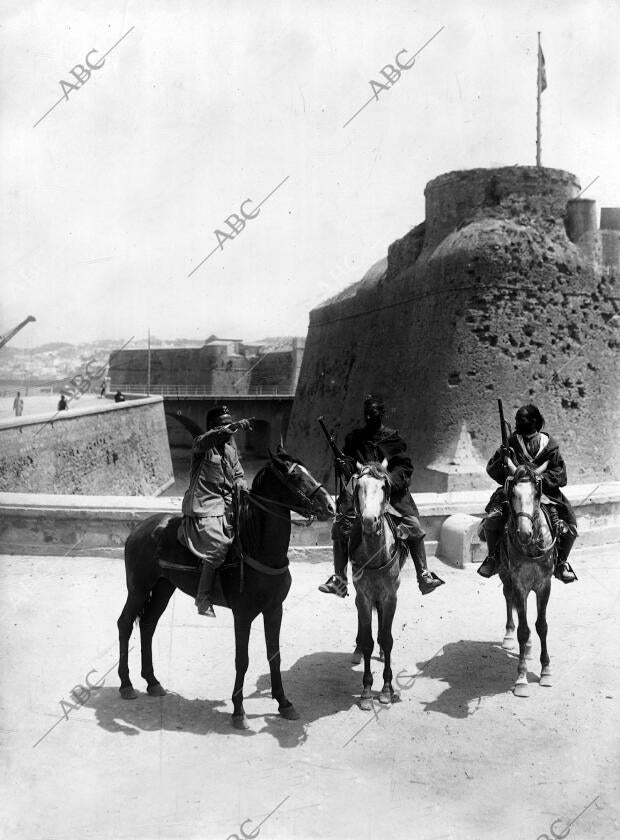 El oficial moro de Ceuta, Sidi Hamed Medari, único que Está Ileso, Dando...