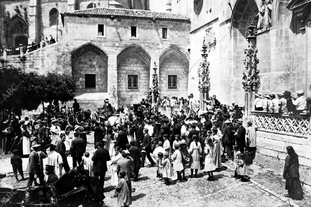 S.A.R. la Infanta Isabel, Saliendo de la catedral de Burgos en su visita A Ésta