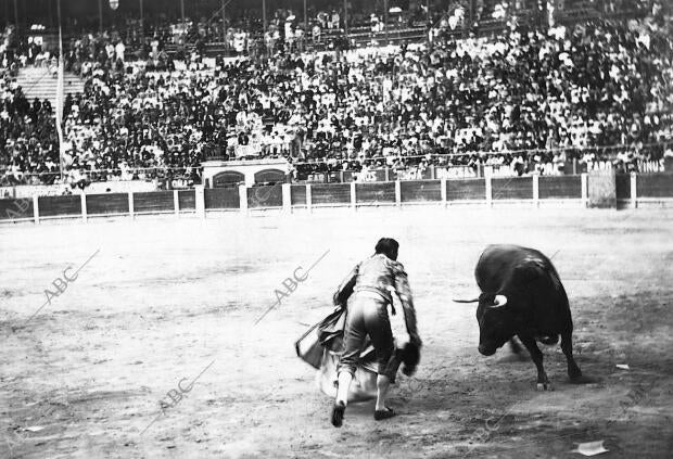 Fuentes Terminando un quite en su segundo Toro