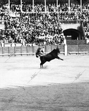 Uno de los Saltadores Landeses Ejecutando el salto mortal por encima del primer...