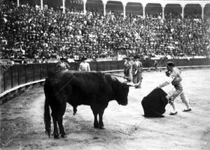 Ostioncito Entrando A matar A uno de los Toros que le Correspondieron