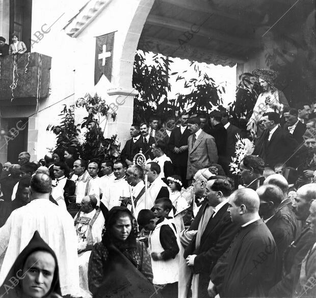 Desfile de Peregrinos y Feligreses ante los Obispos de Vich y Barcelona, después...