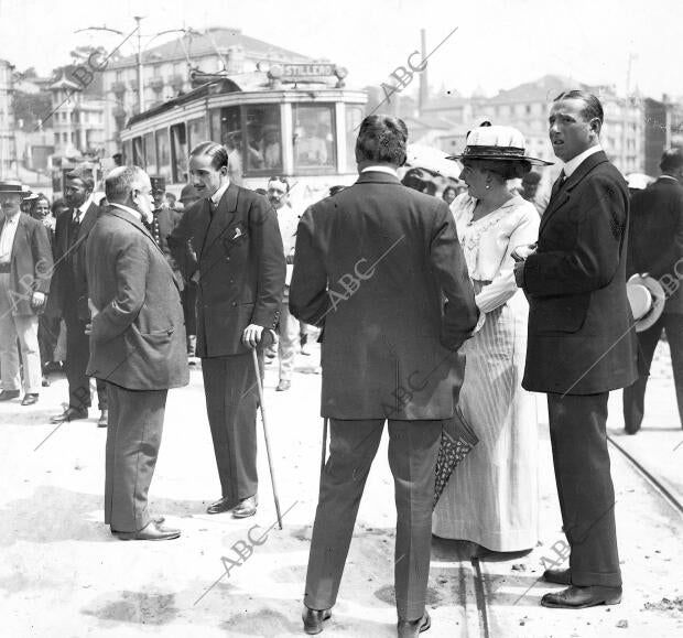 El general marina Ofreciendo sus Respetos A Ss.Mm. en una calle de Santander