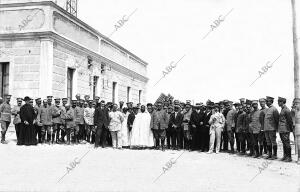 El comandante general Jordana y las Autoridades Civiles y Militares Saliendo de...