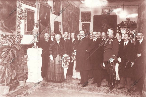 S.A. la Infanta Isabel Visitando la exposición Mariana del centro artístico y...