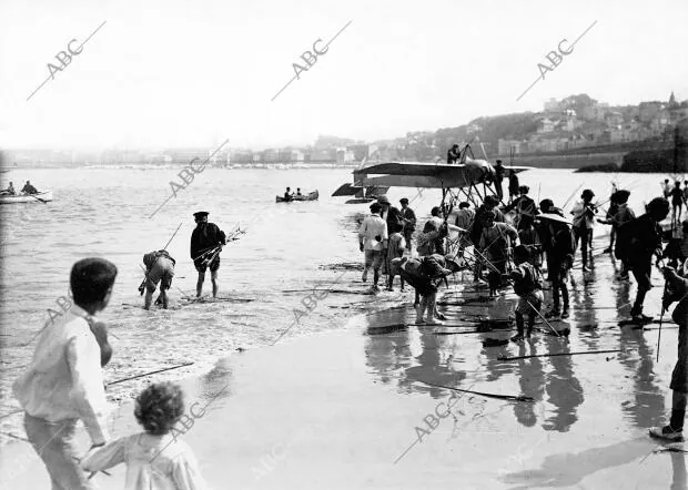 Hidroplanos de uno y de dos Planos Realizan en el puerto de san Sebastian...