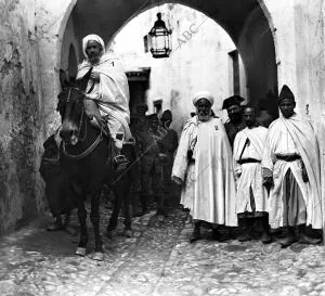 El gran visir del Jalifa (1), A Caballo, en la puerta del palacio de esta...