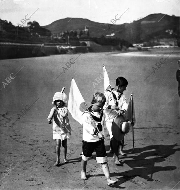 El Príncipe de Asturias y la Infanta Beatriz, jugando a los soldados en la...