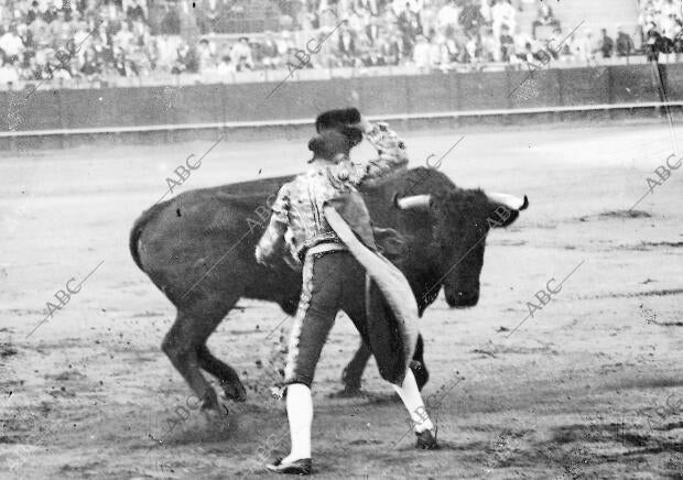 Plaza de Sevilla, 31. Hipólito Adornándose con la capa