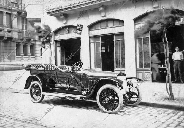 Automóvil Hispano-Suiza, tipo Alfonso XIII, a la puerta del garaje de la...