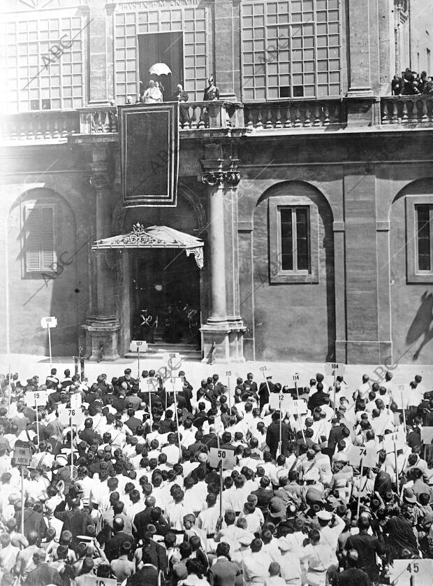 Su Santidad el papa pío X, Bendiciendo desde la portada de san Damaso, en el...