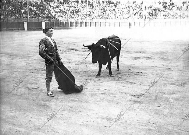 Machaco Correspondiendo A las Ovaciones del público durante su faena en el...