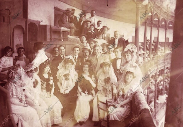 Señoritas de la aristocracia en la presidencia del festival Benéfico