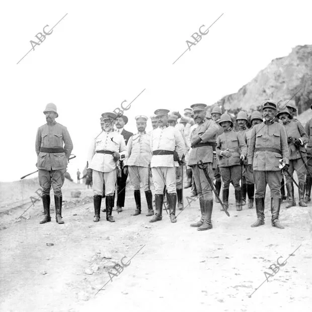 El general Marina (X), con los demás Generales de Tetuan, Esperando en las...