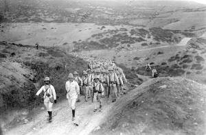 Tropas de la brigada del general aguado Avanzando por las Carreteras de Laucien...