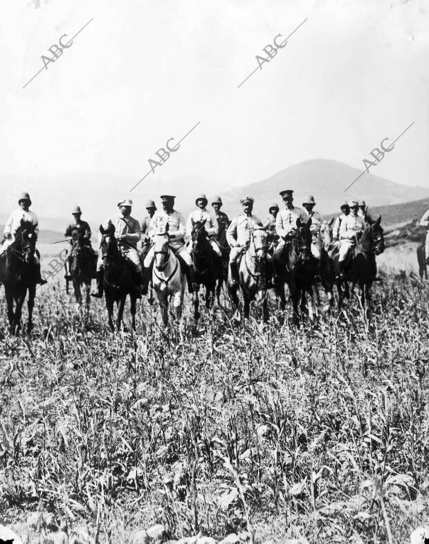 El general español Francisco Aguilera, acompañado por su personal, caminando por...