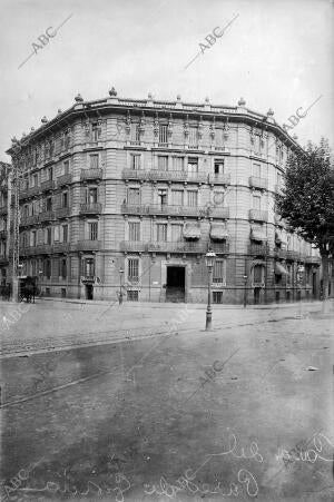 Edificio de la sociedad de Seguros la Catalana en el paseo de Gracia, 54,...