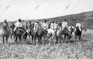 El general Aguilera (1), con su estado mayor y nuestro compañero Sr. Antón del...