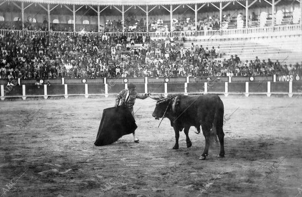 Juan Belmonte Adornándose en una faena de muleta