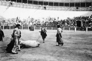 Belmonte Recibiendo una ovación después de la muerte de su primer Toro