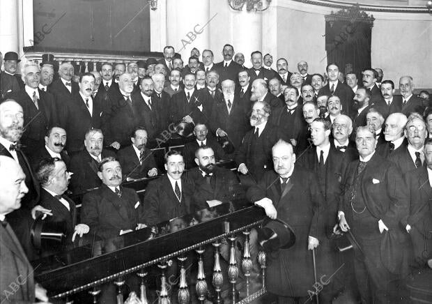 El Sr. Garcia Prieto (X), con los Senadores y Diputados que le Siguen en la...