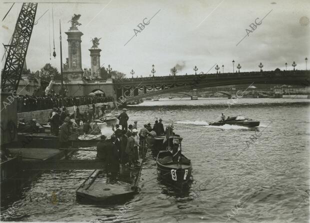 Regatas de canoas, automóviles en París