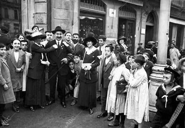 Distinguidas Señoritas Ofreciendo A los Transeúntes Flores A cambio de Donativos...