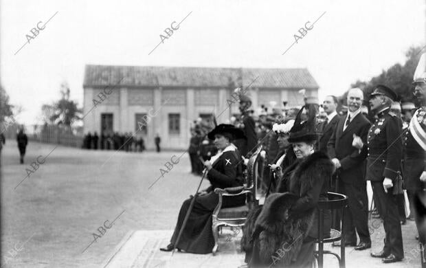 S.M. la Reina (X), con la gran duquesa Cirilo, Presenciando el desfile del...