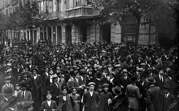 Aspecto de la calle del consejo de ciento A la salida de los Escolares del mitin...