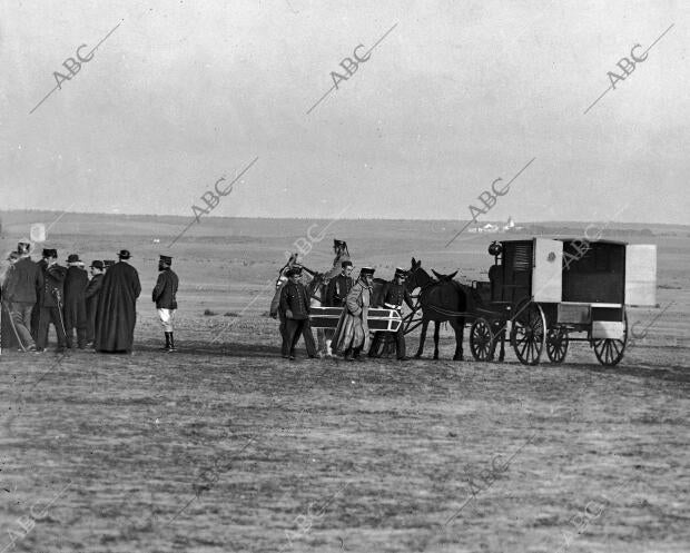 Traslado del cadáver del capitán, fusilado tras ser declarado culpable del...
