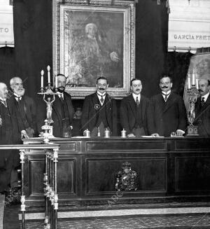 El Sr. García Prieto (X), Presidiendo la sesión de apertura del curso...