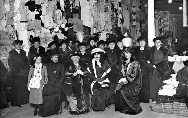 las Infantas doña Isabel (2), doña Beatriz (3), doña María Luisa (4) y la...