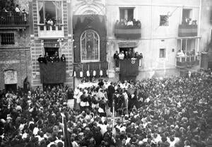 Fray Luis amigo Adorando A la Vera Cruz