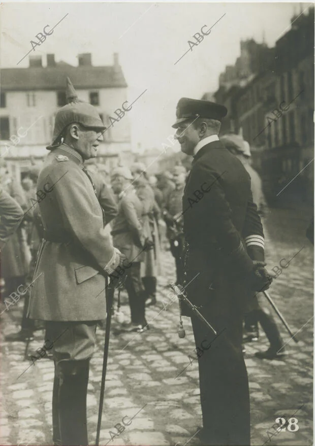 El general Von Einem, antiguo ministro de la Guerra, con el príncipe Adalberto,...