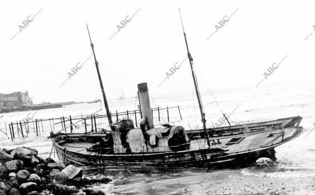 El Remolcador "Paulina" Encallado en la playa de Triana junto A los Baños De "el...