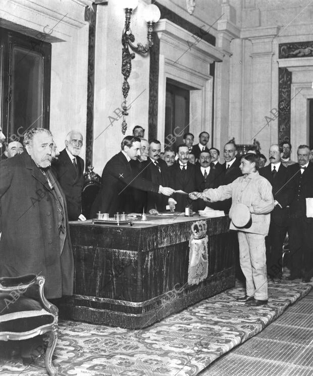 Una ceremonia Interesante: el alcalde de Madrid Distribuyendo A los Obreros...