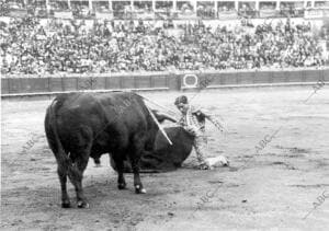 Juan Belmonte comienza una serie con la muleta de rodillas