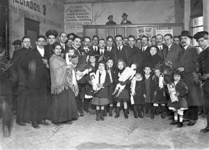 El vestíbulo del teatro de la gran vía durante el reparto de Juguetes hecho ayer...