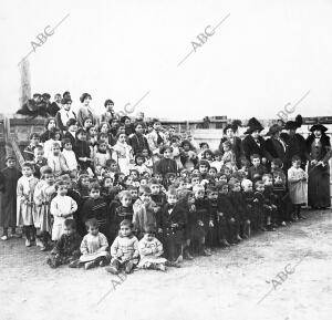 Grupo de niños alumnos de la escuela católica durante su inauguración