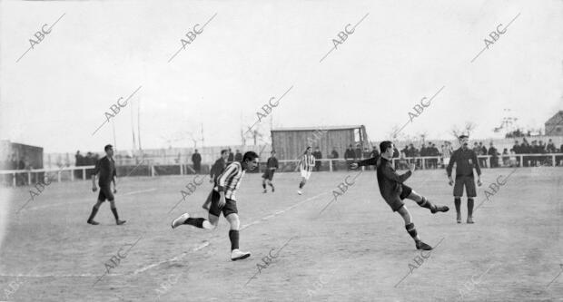 Un momento interesante del partido jugado ayer entre el Athletic club y el...