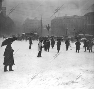 Aspecto que ofrecía la Puerta del Sol durante la nevada en las primeras horas de...