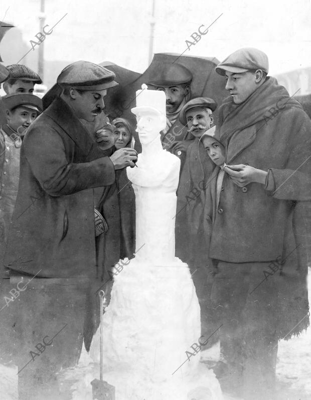 Busto de D. Alfonso Xiii Ejecutado con nieve por un artista Improvisado