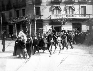 Conducción por la fuerza Publica de uno de los Detenidos como Probables Autores...