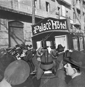 Después de los Sucesos de Barcelona - la multitud Rodeando el automóvil del...