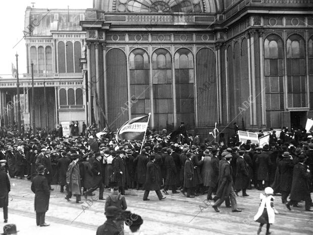 Llegada de la manifestación al palacio de Volksvlyt en Amsterdam